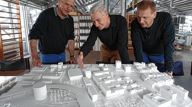 An der Schänzlebrücke geht es bald los: Architekt Martin Cleffmann aus dem Konstanzer Büro Schaudt, Baubürgermeister Karl ...