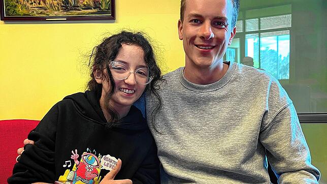 Das fehlende Puzzlestück: Javiera Riquelme (13) und ihr Lebensretter Moritz Rathberger (24) aus Lörrach in Chile. Dank seiner ...