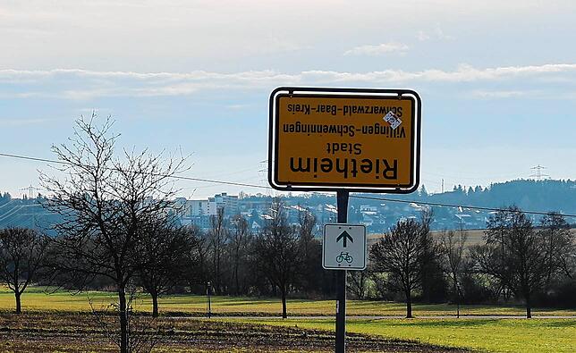 Rietheim steht Kopf und das doppelt. Hier haben Aktivisten die Ortsschilder verdreht. Auf das Galgen-Symbol wird verzichtet.