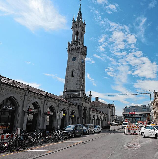 Der Uhrturm am Konstanzer Bahnhof ist ein echter Blickfang. Er erinnert an einen italienischen Palazzo.