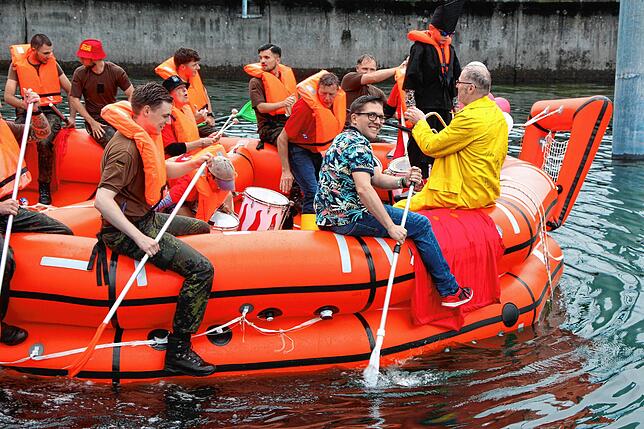 Bürgermeister Dominik Männle (vorn Mitte) ruderte im Anschluss an die Regatta nach lautstarker Aufforderung im größten Boot „Die Letzten ...