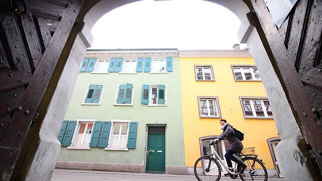 Die beiden Gebäude Hafenstraße 16 und 18, gelbe und grüne Fassade, sollen nach dem Willen des Eigentümers abgerissen und durch ein ...