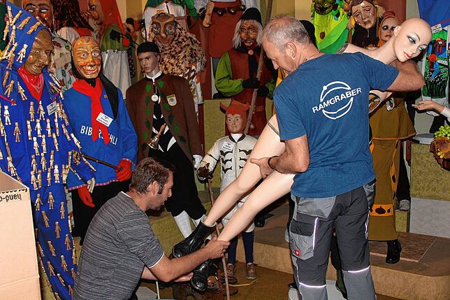Beim Ausziehen der Stiefel muss kräftig geruckelt werden. Die Puppe wird im Fasnachtsmuseum eingelagert, das Häs nehmen die ...