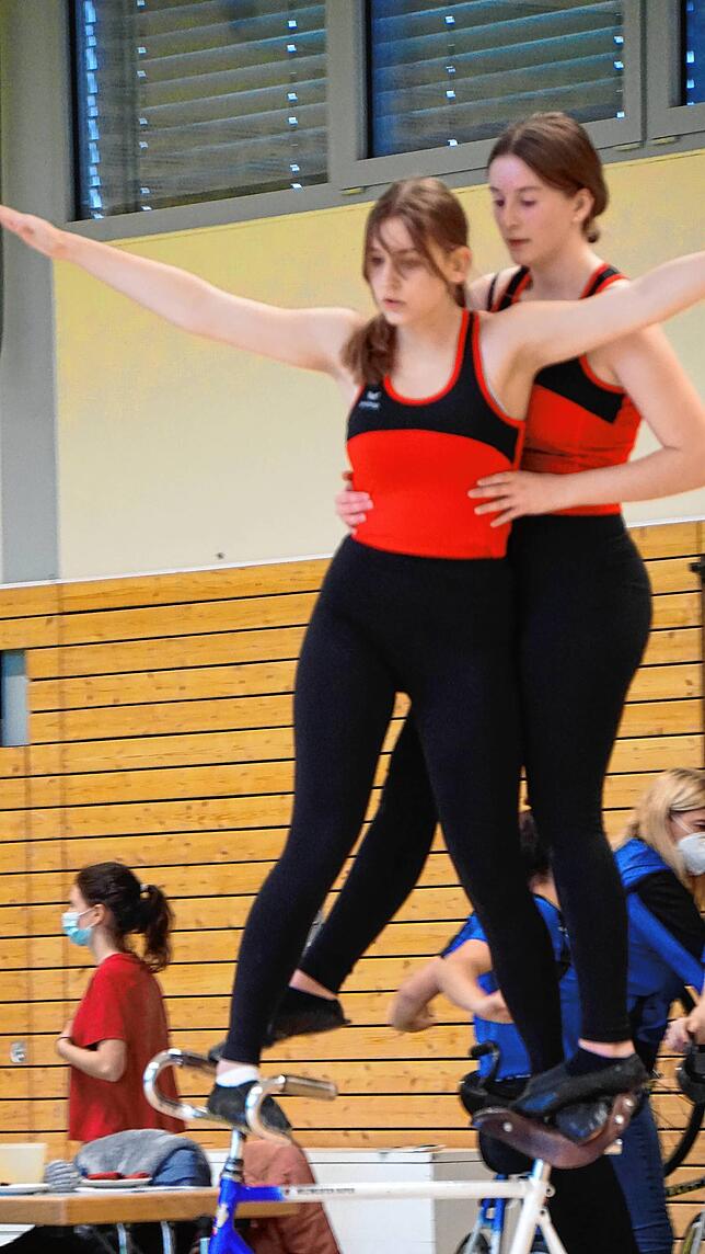 Harmonisch: Laura Thomann (vorn) und Lena Reichert vom RSV Wallbach fuhren im Zweier der U19-Juniorinnen 51,17 Punkte aus.