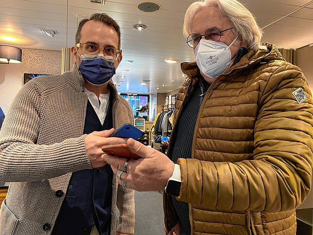 Thomas Wartner kontrolliert den 3G-Status eines Kunden in seinem Modegeschäft. Abgesehen von den Lockdowns der vergangenen Jahre war der ...