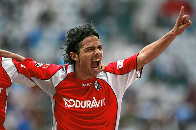 Ali Günes jubelt 2008 über sein Tor für den SC Freiburg im Zweitliga-Spiel gegen den TSV 1860 München.