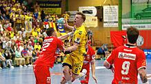 Felix Sproß (am Ball) steuerte sieben Treffer zum 33:26-Auswärtssieg der HSG Konstanz bei der SG Leutershausen bei.
