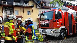 Schwieriger Einsatz: Der Brand eines Mehrfamilienhauses in Rickenbach im April 2024. Archivbild: Alexander Jaser