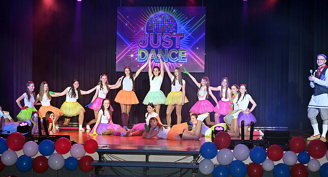 Die Blaue Garde erhielt für ihr Videospiel „Just Dance“ riesigen Applaus und musste ebenfalls eine Zugabe geben,..Gans rechts ...