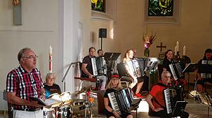 Pfarrer Hans-Georg Ulrichs und das Rockorchester Akonima gestalten den Rockgottesdienst in der evangelischen Stadtkirche. Foto: Michael ...
