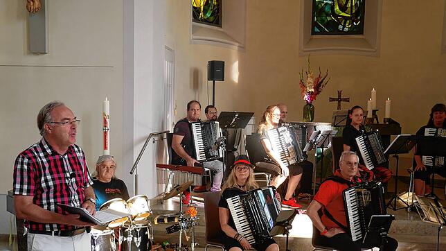 Pfarrer Hans-Georg Ulrichs und das Rockorchester Akonima gestalten den Rockgottesdienst in der evangelischen Stadtkirche. Foto: Michael ...