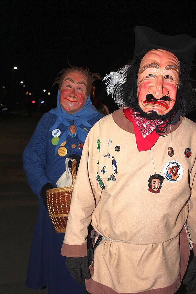 Bild 28: Bilder der Biesinger Mooslochhexen am vergangenen Freitag im gespenstischem Lichterschein des Nachtumzugs (Teil 1)
