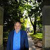 Grüne Lunge Alter Friedhof: Beim Spaziergang erwähnt Martin Staab, dass er gerne einen Teil der denkmalgeschützten Mauern entfernen ...