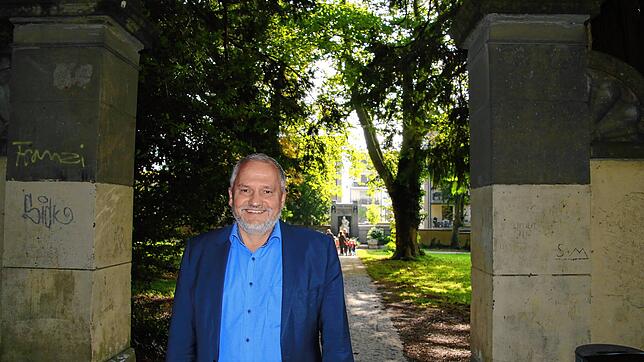 Grüne Lunge Alter Friedhof: Beim Spaziergang erwähnt Martin Staab, dass er gerne einen Teil der denkmalgeschützten Mauern entfernen ...
