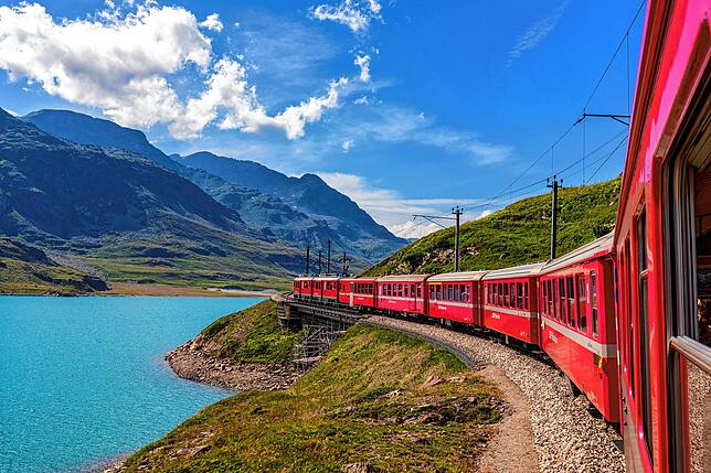 Der Bernina-Express bietet atemberaubende Aussichten in die Schweizer Bergwelt.