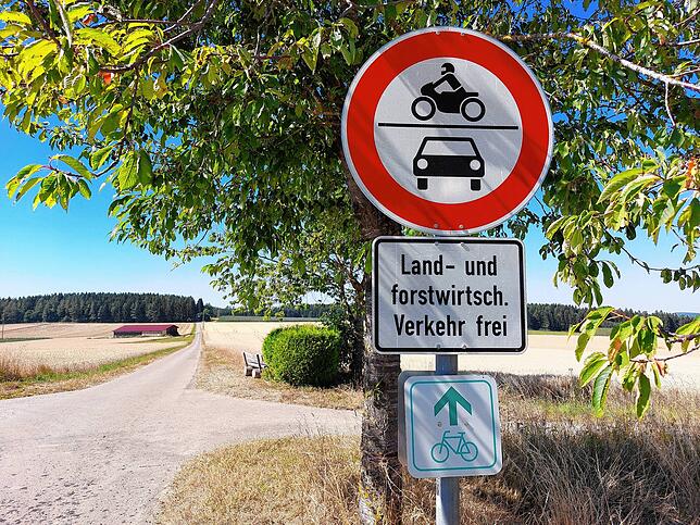 So ist die Zufahrt ausgeschildert.