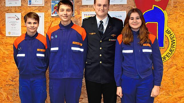 Ben Renner, Raphael Löffler sowie Jugendleiter Leon Bommer und Schriftführerin Lilli Fecht sind gerne in der Jugendfeuerwehr. Auch wenn ...