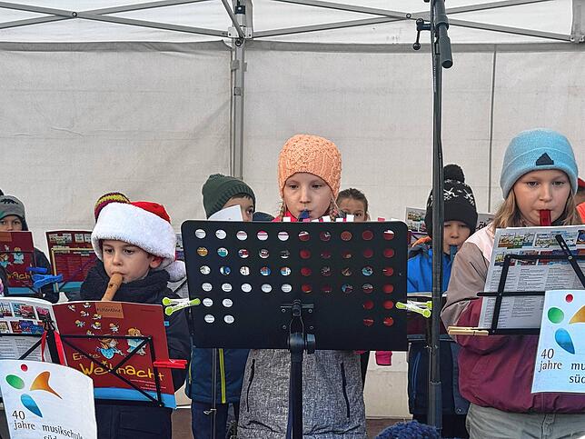 Die Flötengruppe der Musikschule Südschwarzwald spielte im Rahmenprogramm weihnachtliche Lieder.