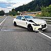 Bei Thayngen wurden laut Kantonspolizei ein Autofahrer und ein Mitfahrer bei einem Alleinunfall leicht verletzt.