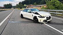Bei Thayngen wurden laut Kantonspolizei ein Autofahrer und ein Mitfahrer bei einem Alleinunfall leicht verletzt.
