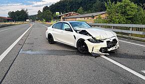 Bei Thayngen wurden laut Kantonspolizei ein Autofahrer und ein Mitfahrer bei einem Alleinunfall leicht verletzt.
