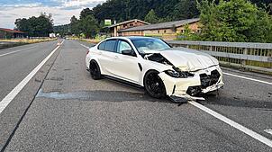 Bei Thayngen wurden laut Kantonspolizei ein Autofahrer und ein Mitfahrer bei einem Alleinunfall leicht verletzt.