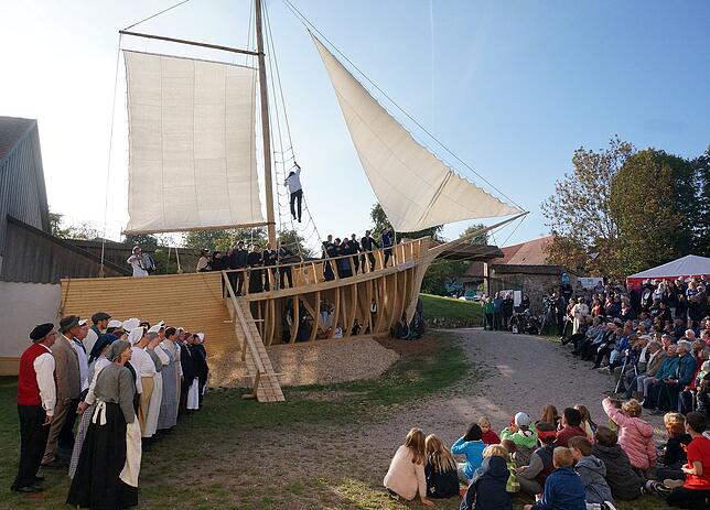 Bild 19: Der Theaterverein Zeitschleuse stellt bei der Schiffstaufe am Kloster in Riedern am Wald einen Teil seiner Kulisse für die nächste Saison vor