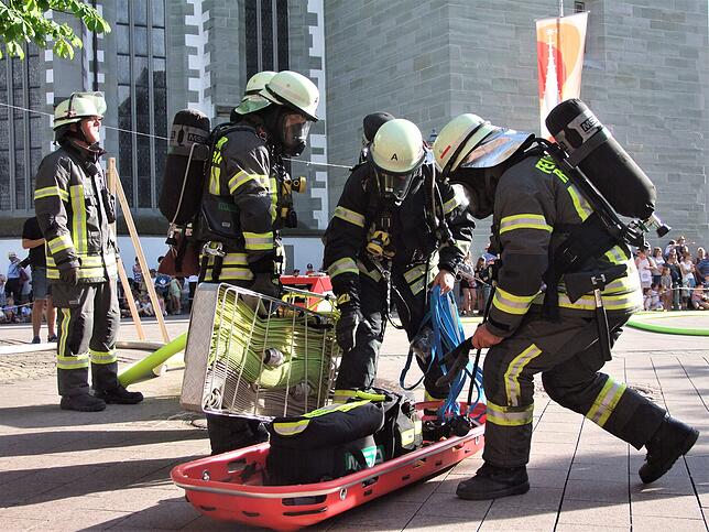 Ein Koffer mit Schläuchen und eine Rettungsschale – die Feuerwehr ist effizient vorbereitet um schnell Hilfe leisten zu können.