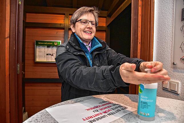 Eine Besucherin einer Theatervorstellung in St. Georgen desinfiziert sich vor Betreten des Saals die Hände. Mit dieser Vorsichtsmaßnahme ...