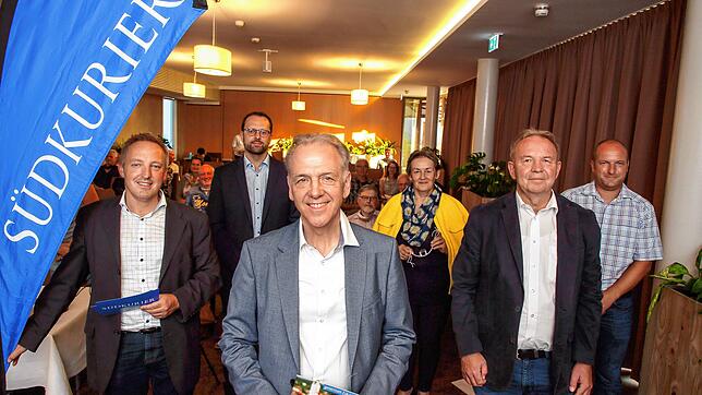 Sie diskutierten mit den Besuchern bei der SÜDKURIER-Podiumsdiskussion im Hotel der Rastanlage West: Jörg-Peter Rau (v. links), Mitglied ...