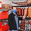 Simon Reiner, Chef der Dettinger Metzgerei Hierling, steht im Kühlhaus. Sein Geschäft leidet nicht unter dem Lockdown.