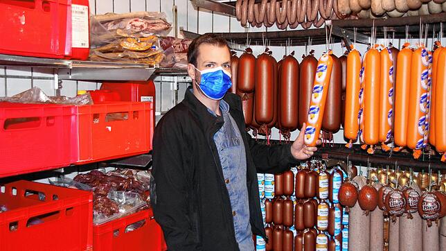 Simon Reiner, Chef der Dettinger Metzgerei Hierling, steht im Kühlhaus. Sein Geschäft leidet nicht unter dem Lockdown.