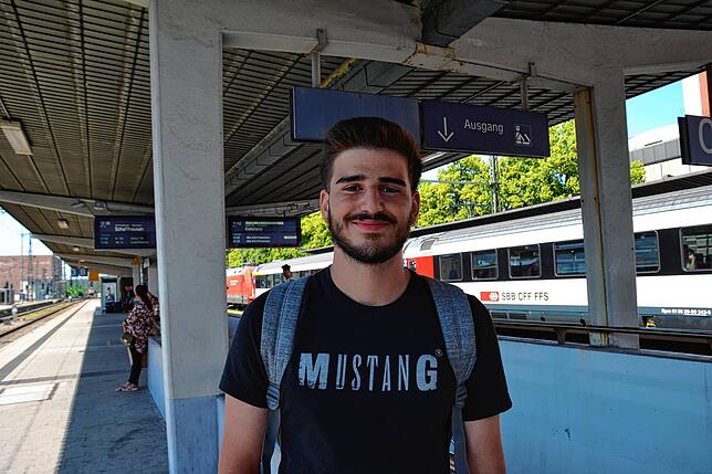 Der 18-jährige Noah Plumari kommt aus Gottmadingen und nutzt das Neun-Euro-Ticket für seinen Schulweg nach Radolfzell. Am Morgen hat er ...