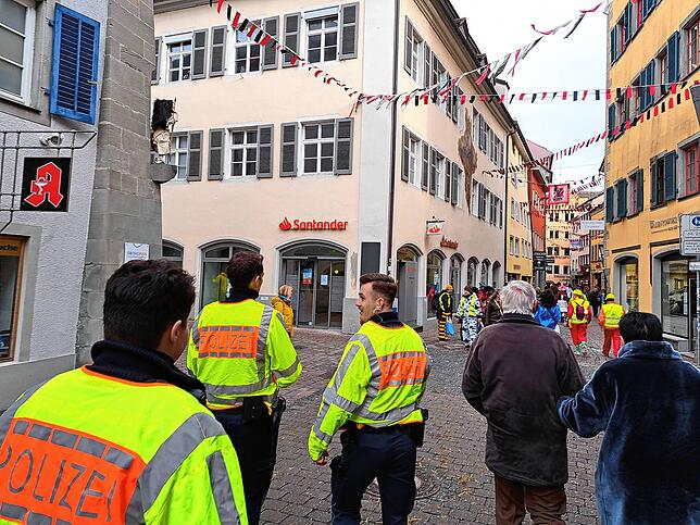 Polizeibeamte sind am Schmotzigen in der Altstadt unterwegs.