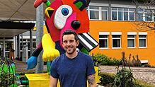 Lars Hauser vor der Nachsorgeklinik Tannheim, in der zusammen mit seinen Kollegen Kinder mit Mukoviszidose betreut.