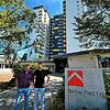 Familienheim-Geschäftsführer Sebastian Merkle (rechts) und Bauleiter Reiner Schosser stemmen am Hochhaus ein riesiges Sanierungsprojekt.
