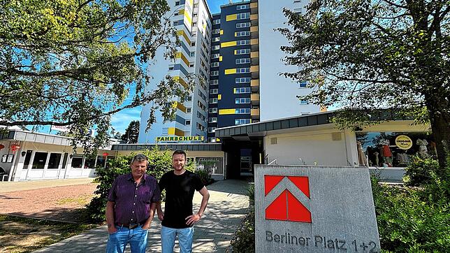 Familienheim-Geschäftsführer Sebastian Merkle (rechts) und Bauleiter Reiner Schosser stemmen am Hochhaus ein riesiges Sanierungsprojekt.