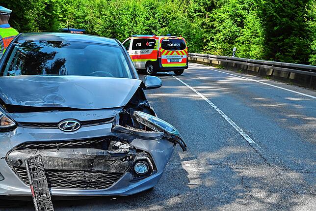 Der auf das abbremsende Fahrzeug aufgefahrene Hyundai wurde bei demAufprall so stark beschädigt, dass er anschließend nicht mehr ...