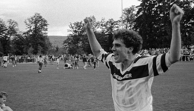 Größter Erfolg: Oliver Baumgartner feiert den 2:1-Sieg des SV 08 Laufenburg an Pfingsten 1992 im entscheidenden ...