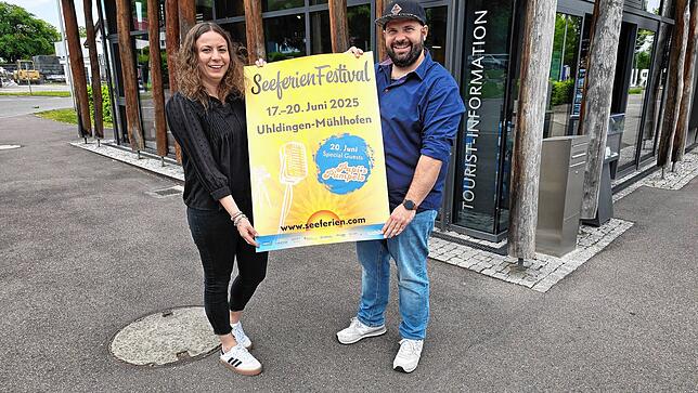 Sie freuen sich schon auf das Seeferien-Festival im Juni: Kathrin Mutter (links) und Manuel Dillmann (rechts) von der Touristinformation.