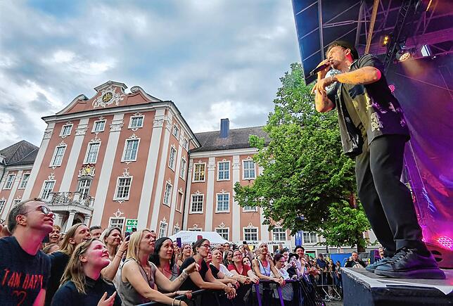 Bild 11: Johannes Oerding tritt in Meersburg auf: 4.000 Fans feiern begeistert