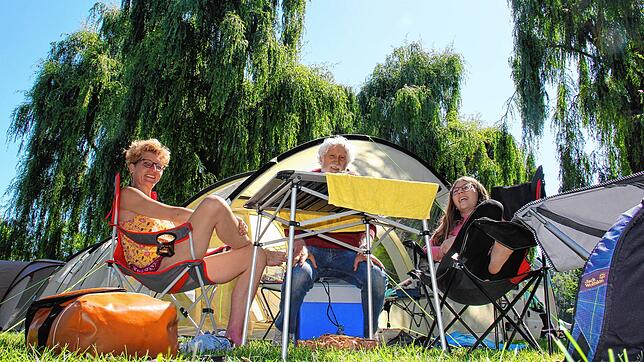 Der erste richtige Urlaub seit Beginn der Corona-Beschränkungen (von links): Janna Werner, Bernd Hofmaier und Lotta genießen ihre freien ...