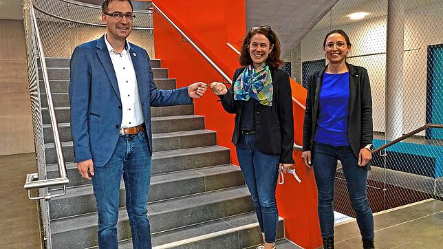 Den Schlüssel für den Neubau der Gemeinschaftsschule Hotzenwald übergibt Bürgermeister Christian Dröse (links) an Rektorin Marianne ...