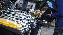 Ein 44-Jähriger bewarf am Dienstag ein vorbeifahrendes Auto in Waldshut mit einer Mülltonne. Der Mann wurde von der Polizei kontrolliert ...