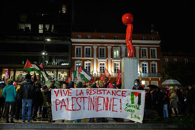 Demonstranten in Toulouse im Süden Frankreichs – auf ihrem Banner steht: „Lang lebe der palästinensische Widerstand“.