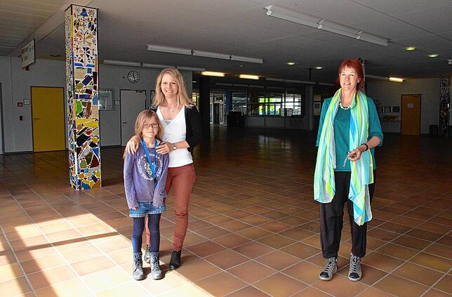 Schulverbundsdirektorin Veronika Elflein, hier mit Tochter Carla, und Gymnasialdirektorin Diana Amann bereiten sich auf den ...