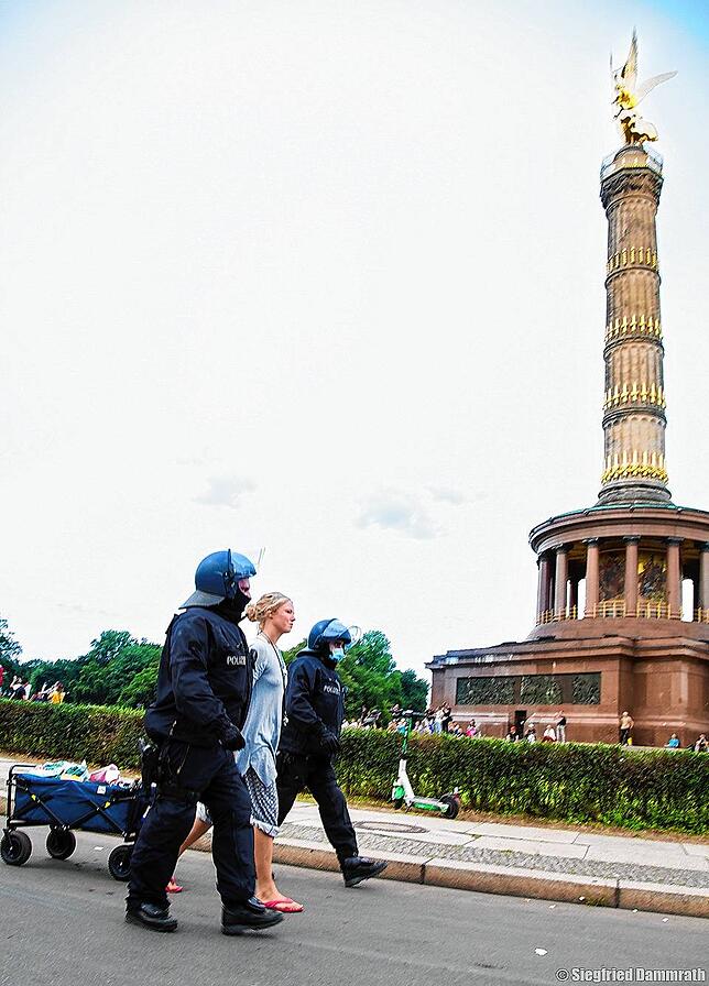 Bild 5: Corona-Querdenkerin Johanna Welschen fiel in Berlin mit einer Tampon-Maske auf. Mit uns sprach sie darüber, was sie antreibt