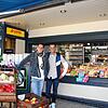 Lars Fischer (links) und Christian Sandmann sind die neuen Pächter des Kiosks an der Laube.