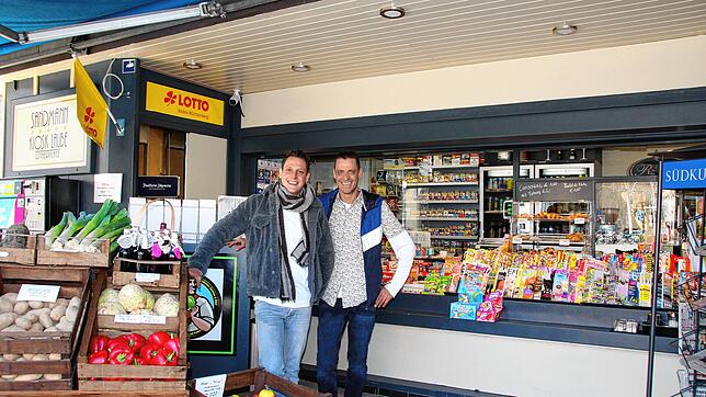 Lars Fischer (links) und Christian Sandmann sind die neuen Pächter des Kiosks an der Laube.