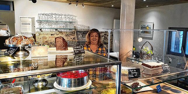 Alles selbst gebacken: Evelyn Blumenröther vor ihrer Kuchen- und Tortenauslage. Auch glutenfreie Backwaren bietet sie an.